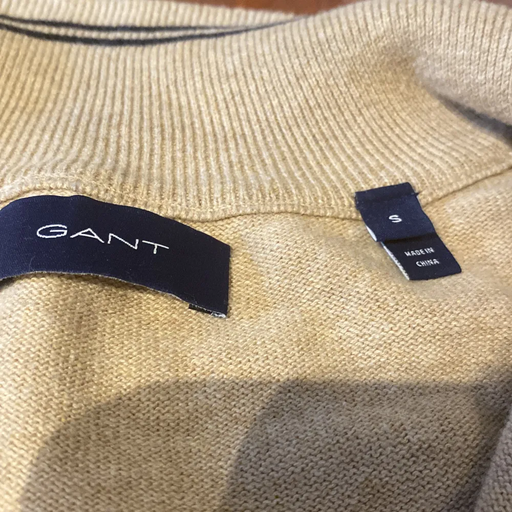 Hej, Jag säljer min Gant half zip tröja eftersom den är för stor för mig. Nypris 1499 men säljer den för 799 Storlek small. Knappt använd. Hör gärna av er om ni har andra frågor.. Tröjor & Koftor.