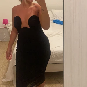 Svart festklänning - Köpt på ginatricot, använd endast 1 gång.