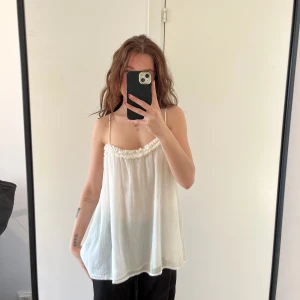 Spetsig topp  - Topp med fina spets detaljer. Använd fåtal gånger. Storlek 40 men passar mig som brukar ha 32/34