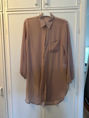 Skjorta i mesh  - Skjorta i mesh  Slits på sidorna  Storlek M