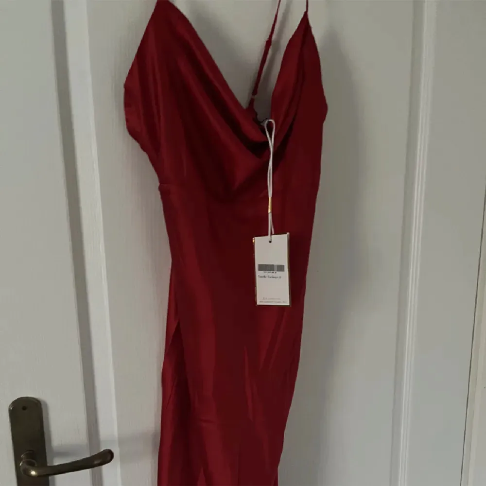 Röd satin midi klänning med slits. Från märket Runaway i storlek S. Aldrig använd, lappen kvar. . Klänningar.