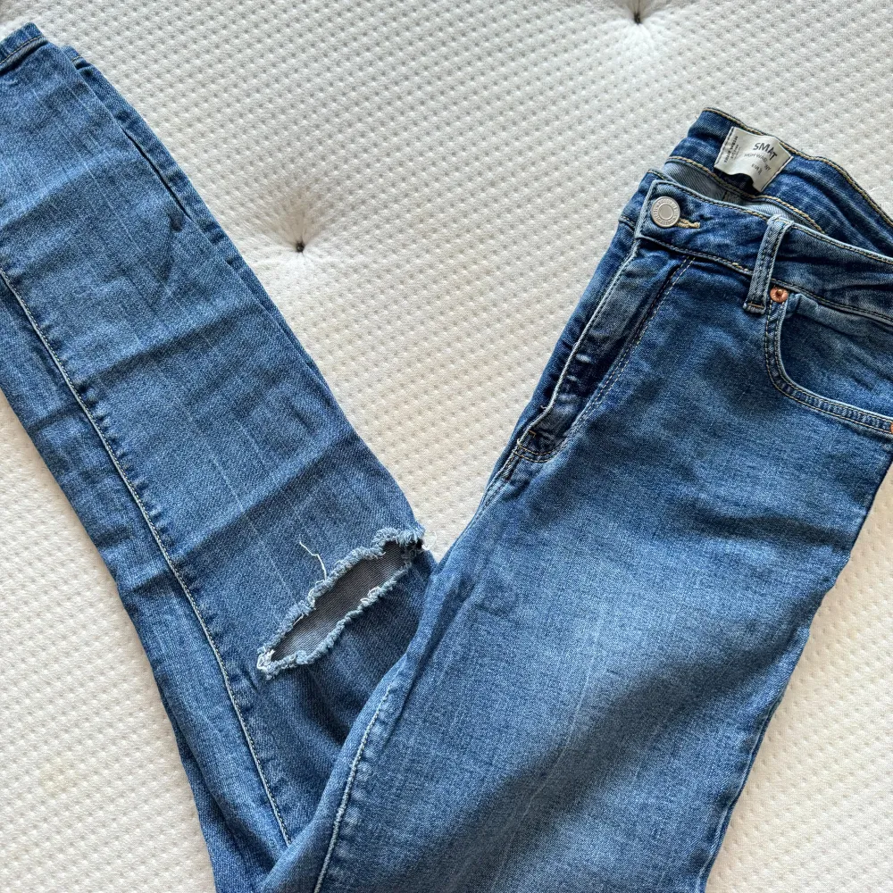 Säljer dessa snygga jeans ifrån tally weilj. Väldigt stretchiga, storlek 38. Går ända ner till fötterna på mig (är 177cm) ❤️‍🔥. Jeans & Byxor.
