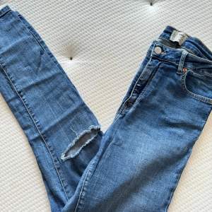 Säljer dessa snygga jeans ifrån tally weilj. Väldigt stretchiga, storlek 38. Går ända ner till fötterna på mig (är 177cm) ❤️‍🔥