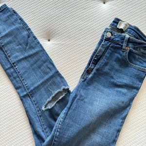 Skinny jeans - Säljer dessa snygga jeans ifrån tally weilj. Väldigt stretchiga, storlek 38. Går ända ner till fötterna på mig (är 177cm) ❤️‍🔥