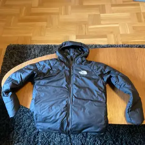 Svart The North Face jacka i bra sick.  Självklart äkta.