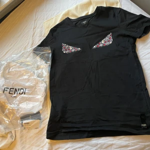 Fendi tshirt - Tjena, säljer min Fendi tshirt som bara ligger runt i garderoben och används inte längre pga för liten. Har inga fläckar eller defekter och har ej används mycket. Köptes ny online för 4300kr. Alla tags och påsar medföljes  Pris är diskuterbart 