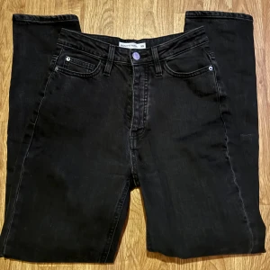 svarta jeans  - säljer dessa superfina jeans från cubus, säljer dom pga att dom inte passar längre och kommer inte till någon användning. 