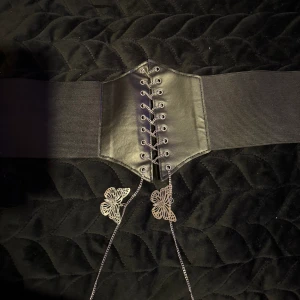 svart korsett  - säljer denna superfina korsetten från shein då den aldrig har kommit till användning. 