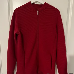 Vinröd Kofta - Vinröd Kofta Aldrig använd Slim Fit