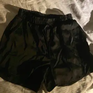 Svarta pyjamasshorts från Lindex, säljer då de tyvärr är alldeles för små för mig!💗