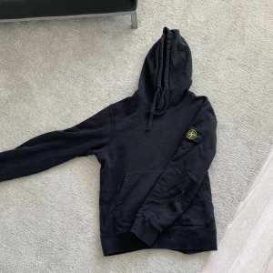 STONE ISLAND TRÖJA - Tröja från Stone island - storlek: M - tröjan är i fint skick-pris: 1099 sek- nypris: 3300 sek.
