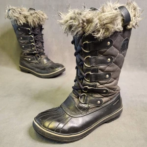 Sorel Tofino LL Kängor Storlek 38 Boots Vinterskor Grå - 14 dagars ångerrätt! Skorna har lite ytligt slitage på sidorna (bild 1) men är annars i bra skick. Ingen hål på utsidan eller insidan. Ingen illa lukt. Hör av dig om du har några frågor! Tack för att du tittade!