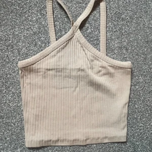 Linne - Gulligt beiget linne från Gina. Perfekt till sommaren☺️I nyskick