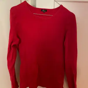 Röd långärmad tröja, fin mörkare röd färg. Den är i XL men skulle säga att den passar mer M eller till och med S. Kontakta mig innan ni trycker på köp nu🥰