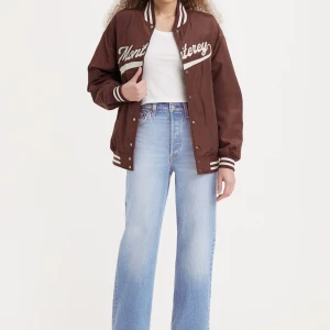 Levi’s jeans ribcage straight  - Knappt använda ljusblåa jeans från levis. Sitter bra, från ett rök och djurfritt hem. Pris kan diskuteras