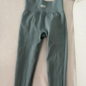 Ribbade Träningsbyxor i grå/blå  - Hög stretch  Använda enstaka gång - nyskick  Håller sig uppe under hela träningspasset  Otroligt sköna  Stl S 