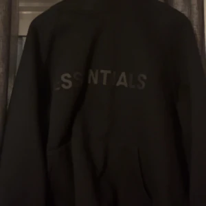 Essentials Hoodie - OVERSIZED Essentials hoodie knapp använd storlek M-L