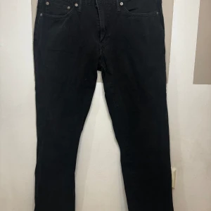 Levi’s jeans - Jeans sv levi’s i modellen regular fit. Dom är i fint skick🙂 