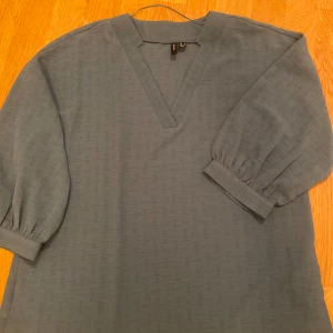 Blus - En blå blus ifrån vero moda som är använd ett fåtal gånger 