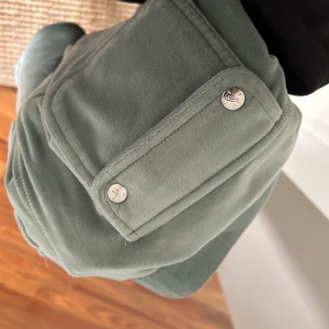 Juicy couture byxor - Stl S Fint skick Tror färgen heter chinos green💚 Använda sparsamt Nypris 1100 Tänkt pris: 300