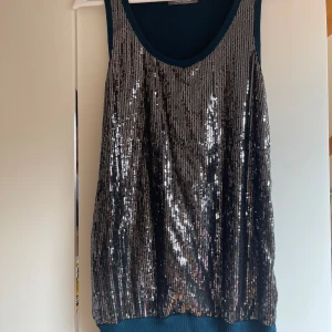 Glitterklänning Y2K - Min systers gamla klänning, väääldigt Y2K coded🫨 fint skick! Väldigt stretchig också :)