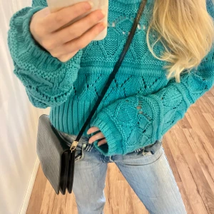 Söt stickad tröja  - Så charmig stickad tröja från Gina, perfekt till sommaren att ha över klänningar etc! Supergulligt mönster!! 🩵💕  Superfint skick :) 