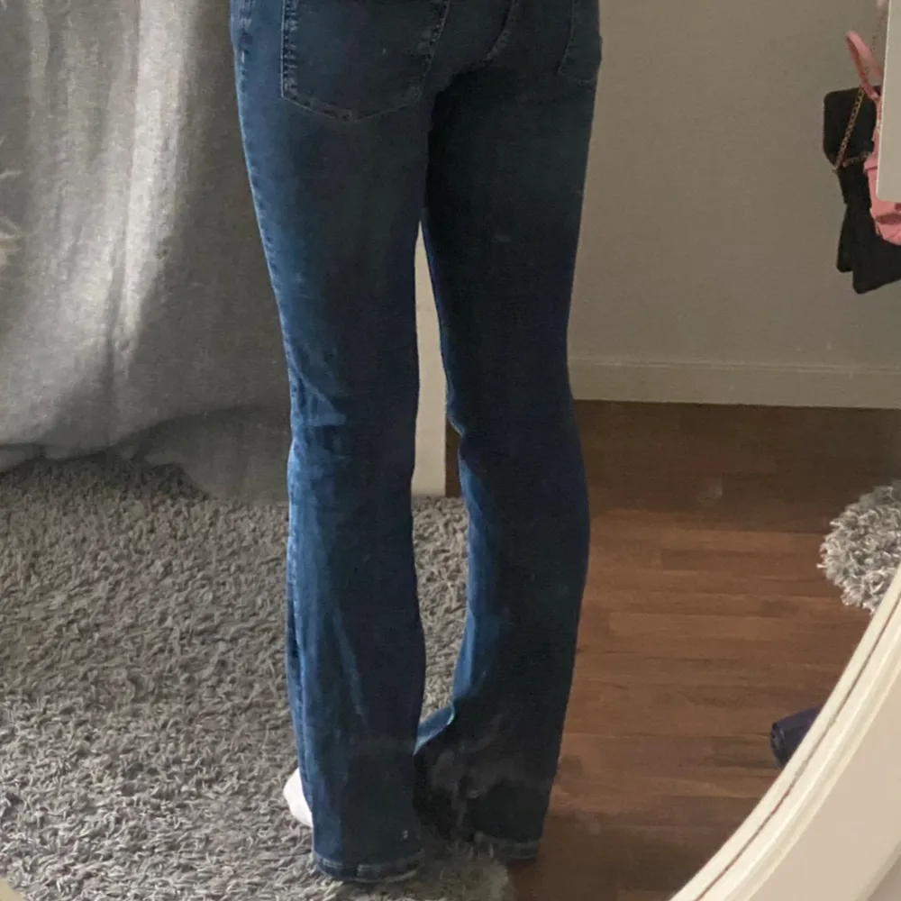 Ett par lågmidjade bootcut jeans från zara, storlek 36 och passar mig som vanligtvis har S, skriv för mått💕 jag är 175 cm lång o de är lite korta om ni kan se så därför är de också i princip oanvända, är helt slut på zara och går ej att köpa längre . Jeans & Byxor.