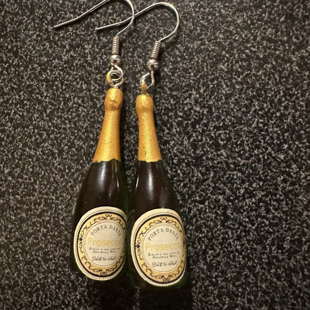 Nya örhänge med Prosecco. Krokarna är inköpta som nickelsäkra.. Asusteet.