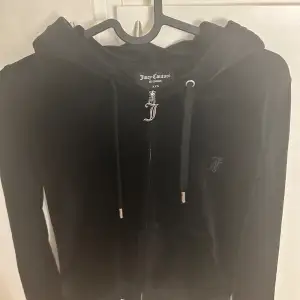 Svart juicy couture zip hoodie i bra skick som ej kommer till användning då den är för liten för mig 