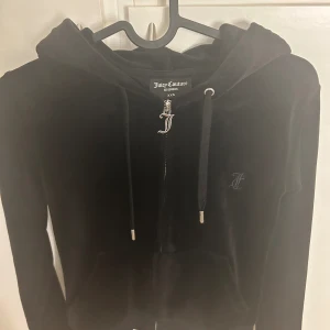 Juicy couture hoodie - Svart juicy couture zip hoodie i bra skick som ej kommer till användning då den är för liten för mig 