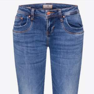 Ltb jeans köpta för ca 700 kr. Färgen denim blå och i oerhört fint skick. Säljer eftersom de inte kommer till användning. Jeansen är lågmidjade bootcut i modellen Valerie! Pris kan diskuteras vid snabb affär 💕