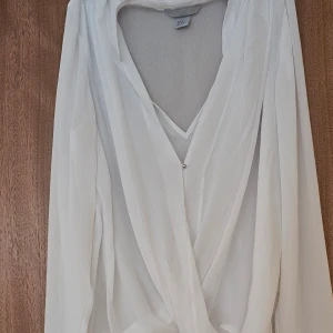 Vit blus - Vit chiffong blus i storlek 40. I skick som ny, använd fåtal gånger. 