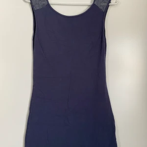 Kort klänning  - Säljes i begagnat skick. Saknar lappar men uppskattar storleken till Medium.