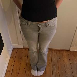 Säljer dessa sjukt snygga grå jeans, använda fåtal gånger så nästan nyskick💕 Kontakta mig vid frågor!