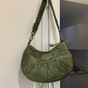 Khaki läderväska - Jättefin grön/khaki läderväska🦚 Köpt i Nice o Frankrike för 129 euros och knappt använd :) Ingen aning om märker tyvärr 