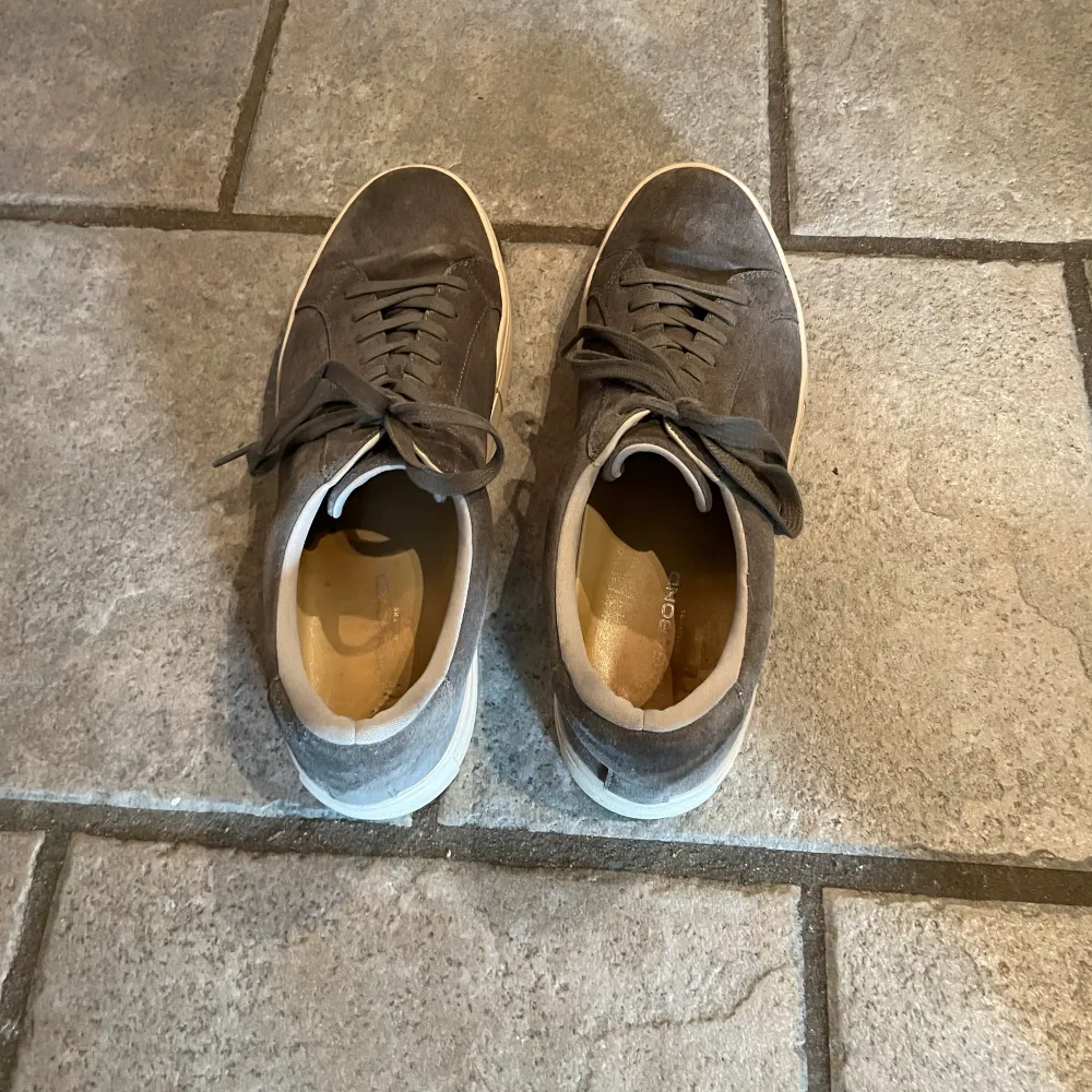Ganska trendiga gråa vagabonds i storlek 44 men sitter lite stort så skulle säga att de är mer som 45. Säljer då jag letar efter nya skor. Skick 8.5/10. Nypris - 1300 mitt pris 650 kan möjligtvis prutas ner.. Skor.