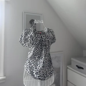 Leopard mönstrad blus  - Denna tröjan är så himla vacker!! I storlek 36 men passar även som större storlekar