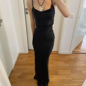 balklänning ❤️ - Säljer min gamla balklänning från 9ans bal❤️ Köpt för runt 1000kr. Tyvärr har den blivit lite nopprig här och där (sista bilden) men det är inget som syns om man inte kollar nära!!