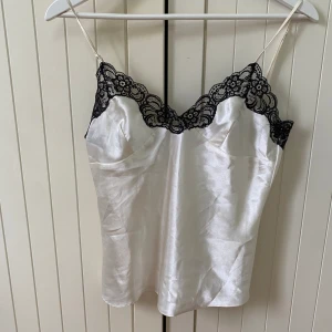 Vitt linne med spets💗 - jättefint linne med svart spets💗 lite skrynkligt med går att fixa💕💕