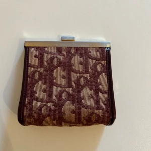 Dior. Äkta vintage dior portmonnä  - Ett tränat öga ser vilken pärla detta är!  Inga defekter  Går att stänga 