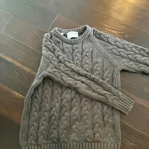 Denna cable knitted tröja är väldigt fräsch och sitter som regular fit.