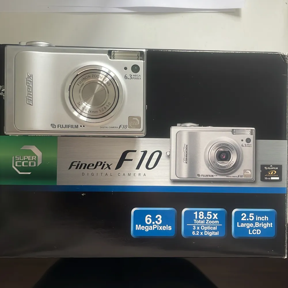Digitalkamera som ger 90-2000s effekt. Endast startat. Säljer då jag har en annan. Om du är intresserad av Cameron så säljer jag också några andra Fujifilm kameror. . Övrigt.