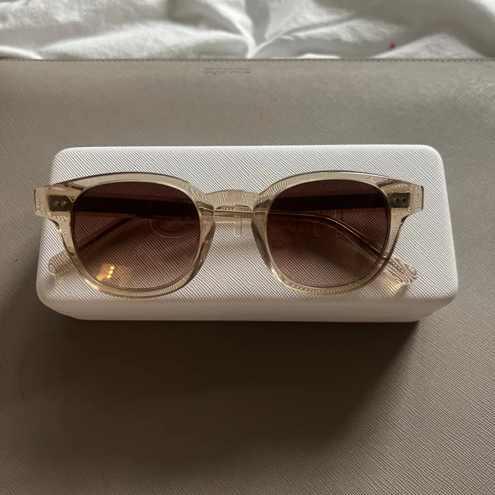 Chimi solglasögon 01 i färgen Ecru, 350 kr . Accessoarer.