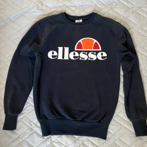 Collegetröja Ellesse 12-13 år - Snygg marinblå collegetröja från Ellesse! Storlek xs/ 12-13 år. 
