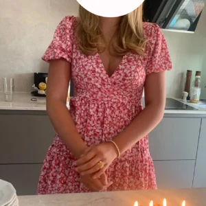 Sommarklänning - Säljer en av mina favorit klänningar från Gina tricot som är slutsåld överallt! Jätte bra skick då jag tagit hand om den väldigt noga. Tveka inte på att skriva vid frågor💕💕