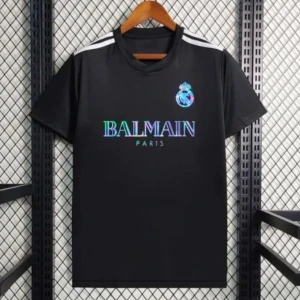 Real madrid x balmain - Hej säljer nu min snygga real madrid x balmain tröja. den är knappt använd, fint skick