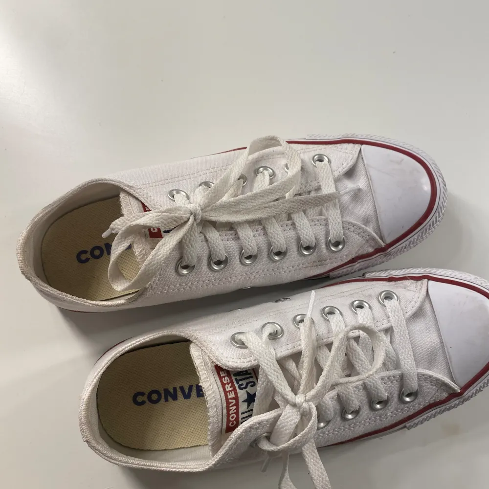 Säljer mina fina Converse då dom inte passar mig i smaken längre💞dom är i storlek 37! De finns några ”repor” i fram på skorna men annars så gott som ny💞💞. Skor.
