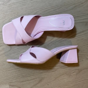 Rosa klackar  - Supersöta babyrosa klackskor från Zara. Jättebekväma med kort och bred klack! Använda endast 1 gång. Storlek 38 men passar även 37. Köpa för 400kr