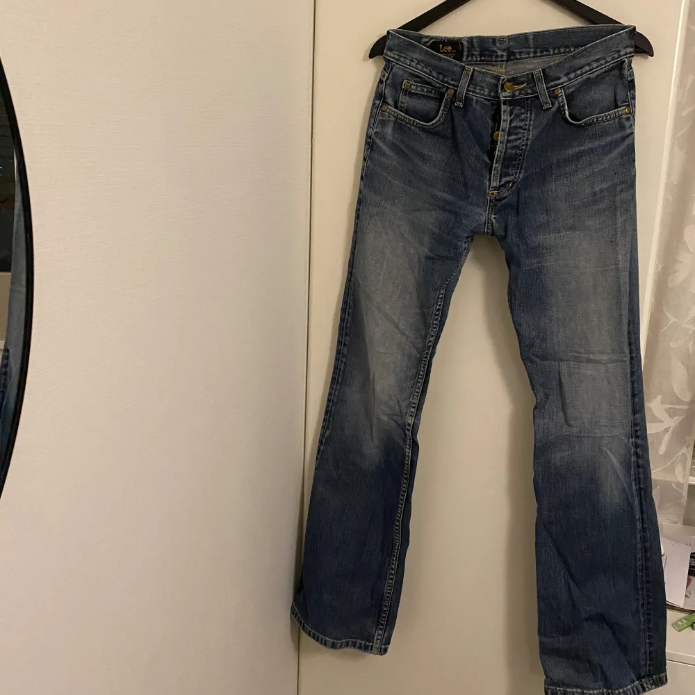 Lee jeans i modellen Denver. På lappen står det 31,34 men jag skulle säga att de är en s / m. Jeans & Byxor.