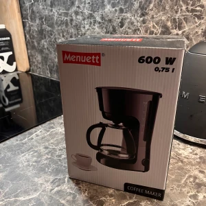 Kaffekokare - Jag säljer denna helt nya och oöppnade kaffekokare. Köptes på jula för 150kr, men kom aldrig till användning, då jag och sambon fick en annan i inflyttningspresent.  Säljer för 100kr